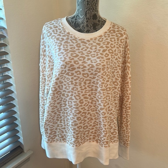 LIKE NEW! Time & Tru leopard print l/s sweatshirt size XL with side slits - Picture 1 of 8